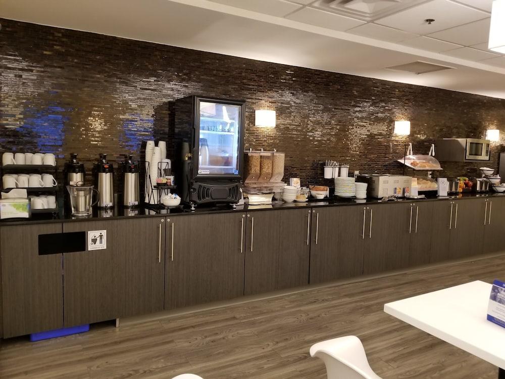 Best Western Plus Airport Inn & Suites Саскатун Экстерьер фото