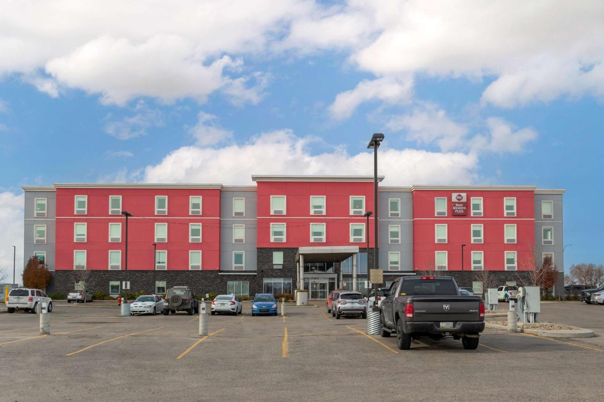 Best Western Plus Airport Inn & Suites Саскатун Экстерьер фото