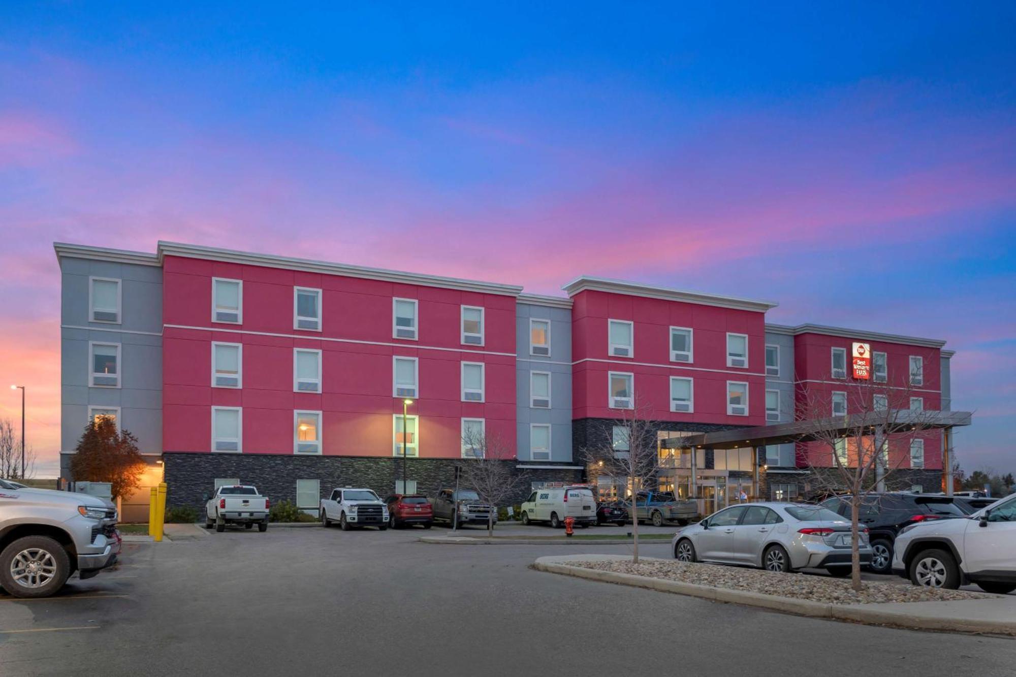 Best Western Plus Airport Inn & Suites Саскатун Экстерьер фото