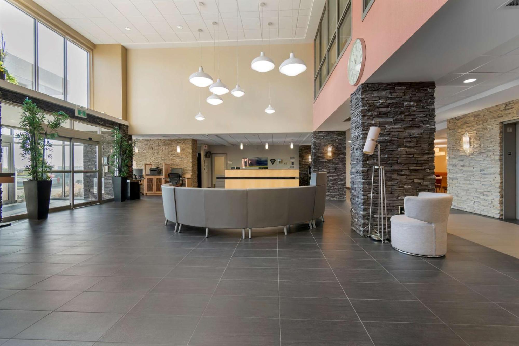 Best Western Plus Airport Inn & Suites Саскатун Экстерьер фото