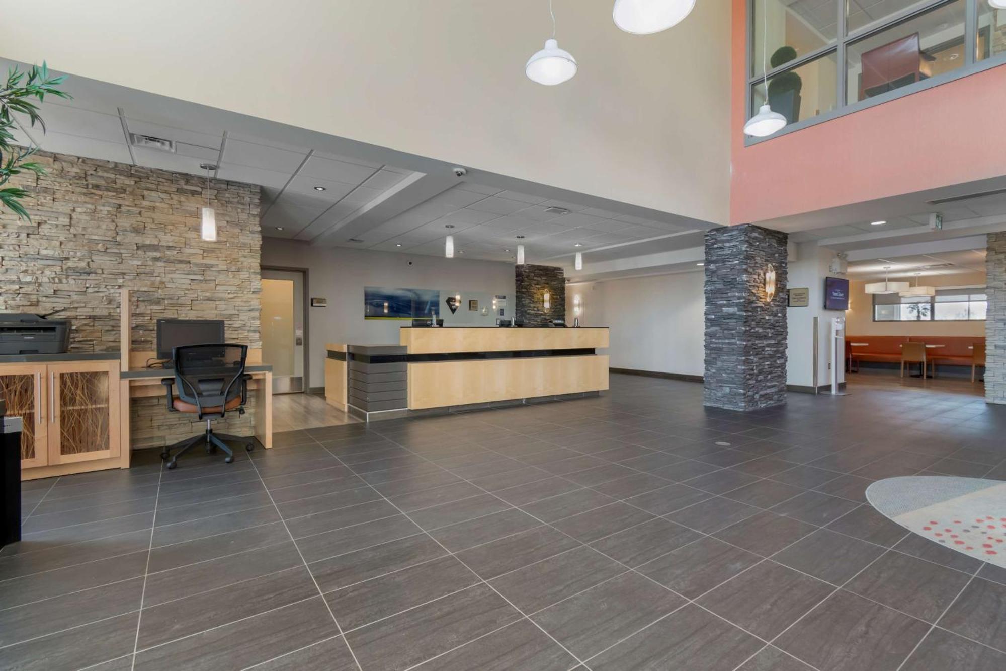 Best Western Plus Airport Inn & Suites Саскатун Экстерьер фото