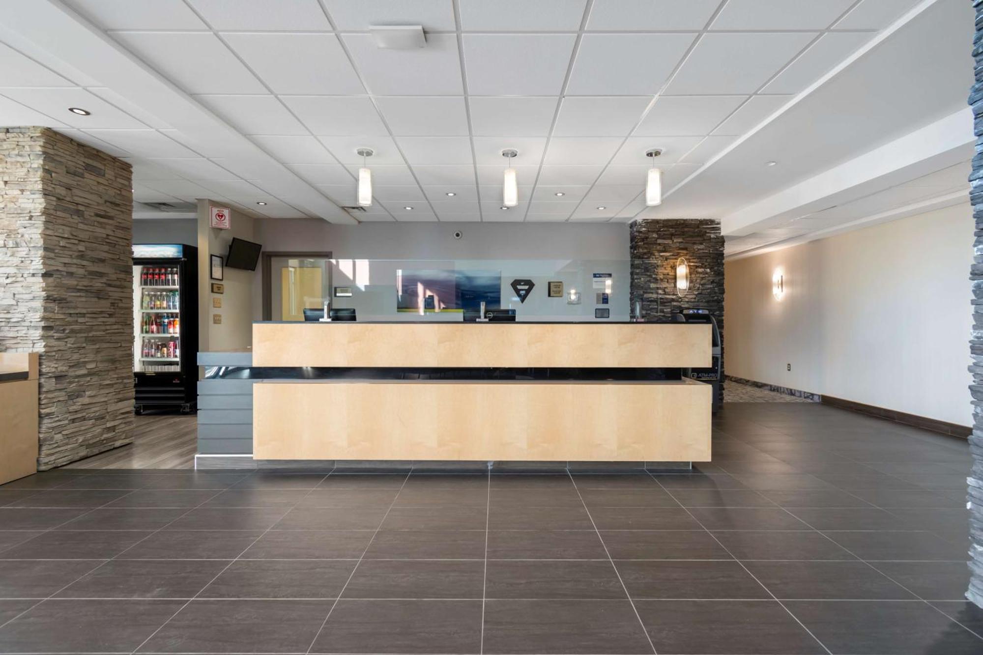 Best Western Plus Airport Inn & Suites Саскатун Экстерьер фото