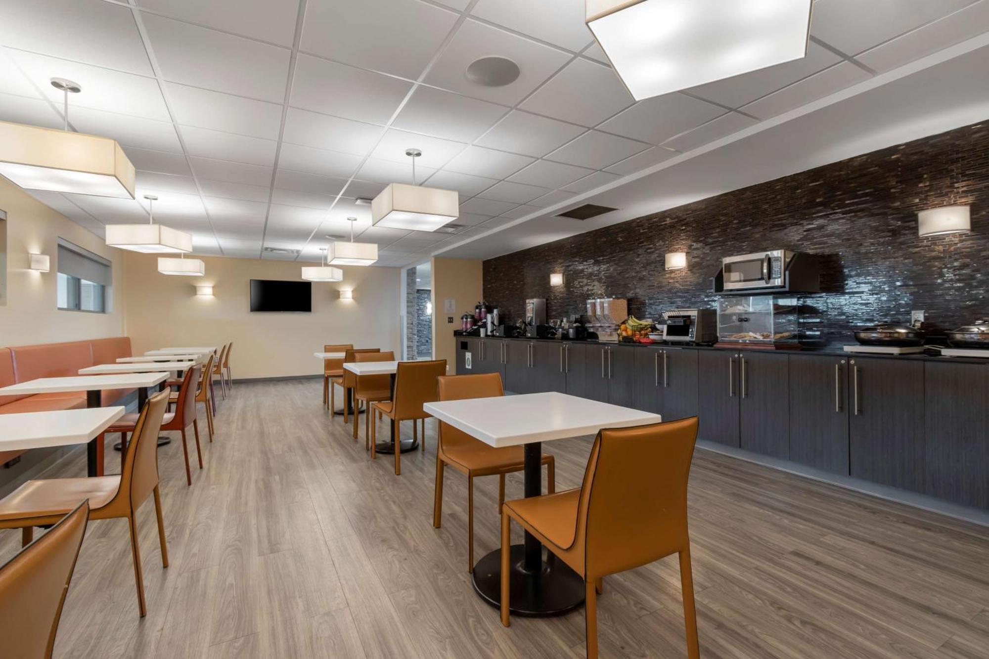 Best Western Plus Airport Inn & Suites Саскатун Экстерьер фото