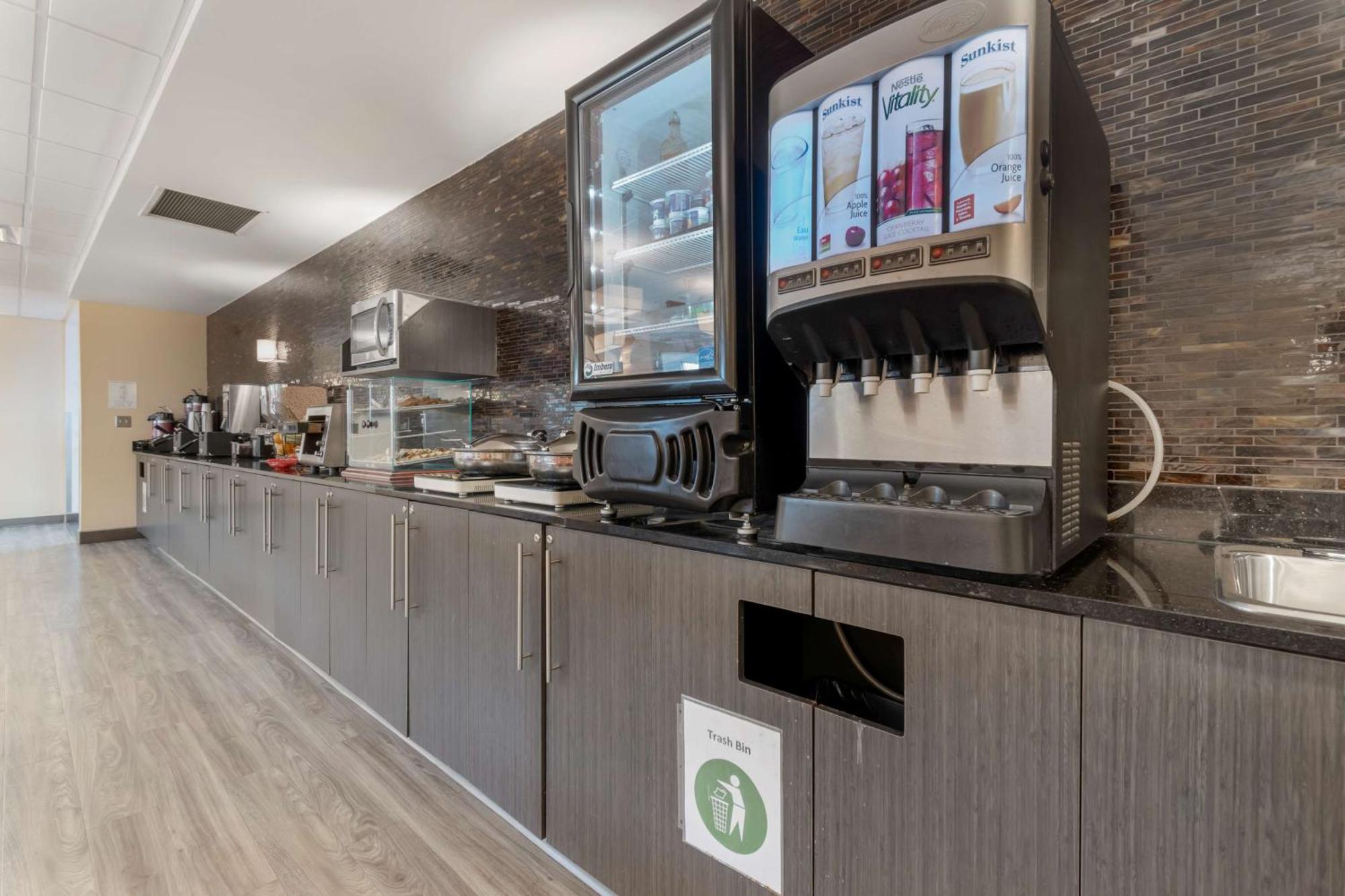Best Western Plus Airport Inn & Suites Саскатун Экстерьер фото