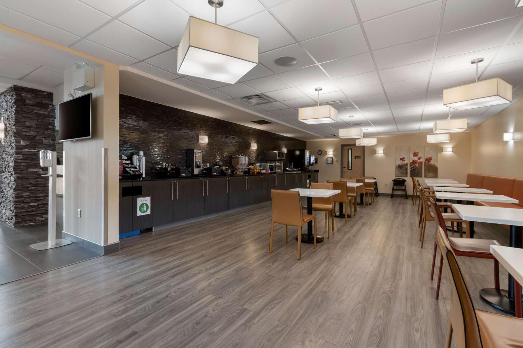 Best Western Plus Airport Inn & Suites Саскатун Экстерьер фото
