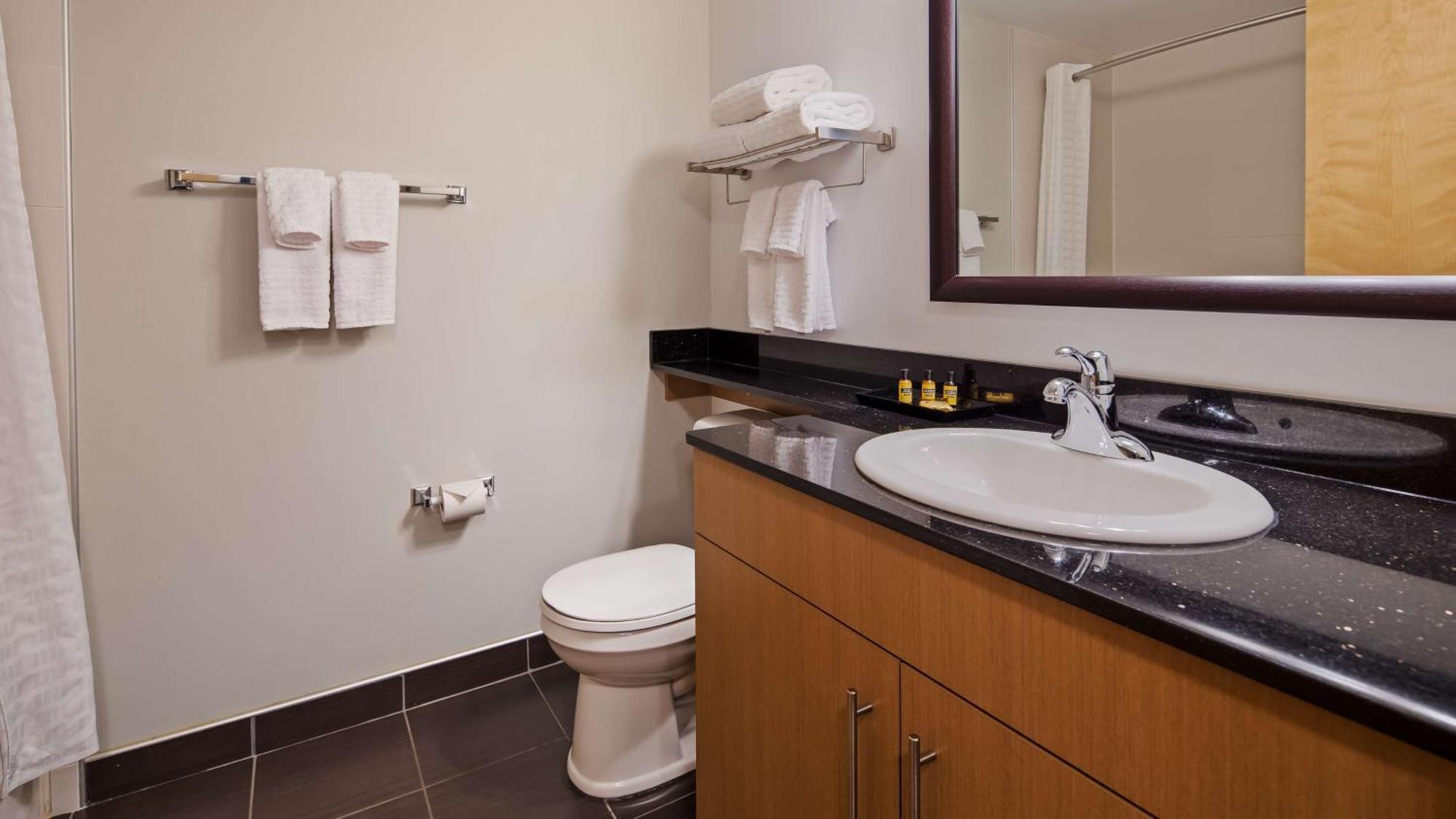 Best Western Plus Airport Inn & Suites Саскатун Экстерьер фото