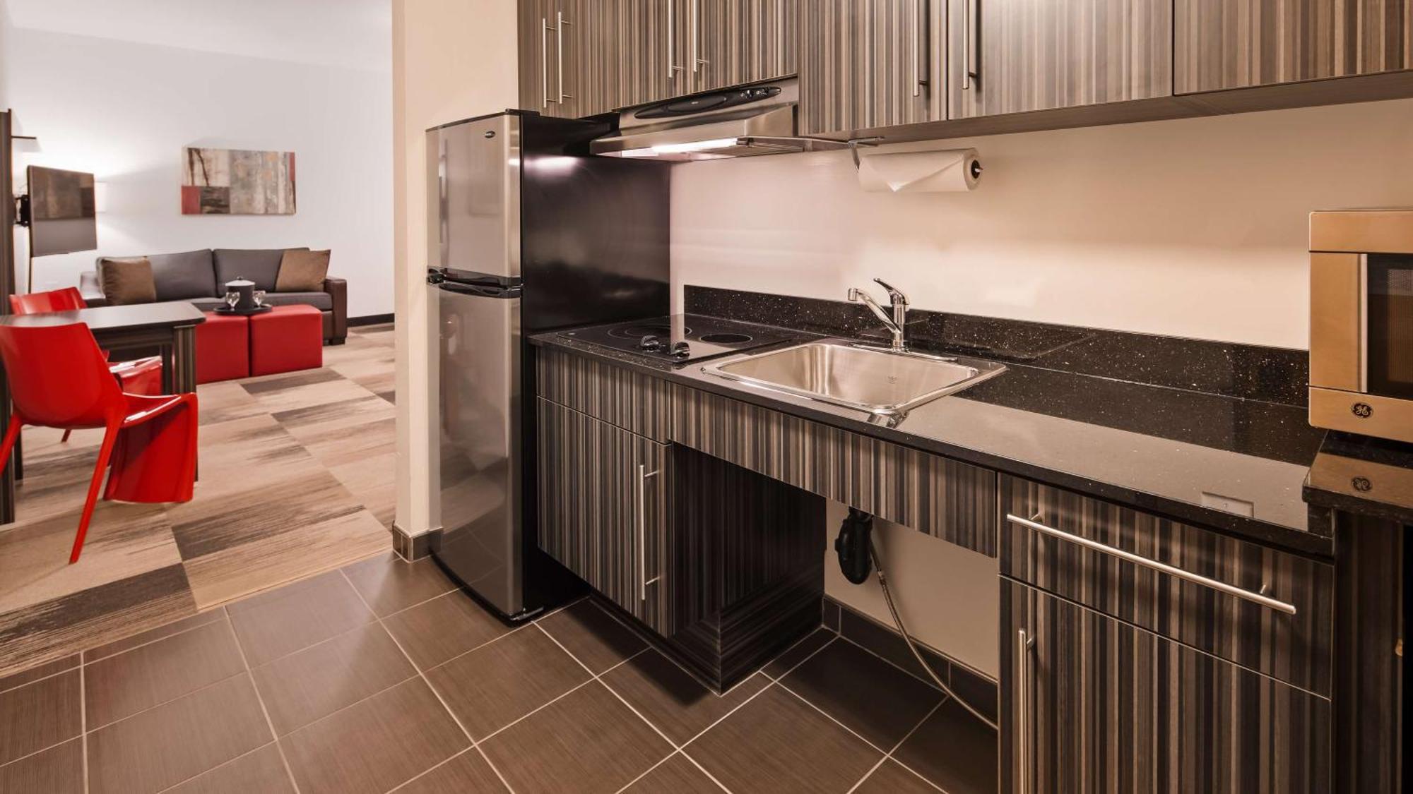Best Western Plus Airport Inn & Suites Саскатун Экстерьер фото