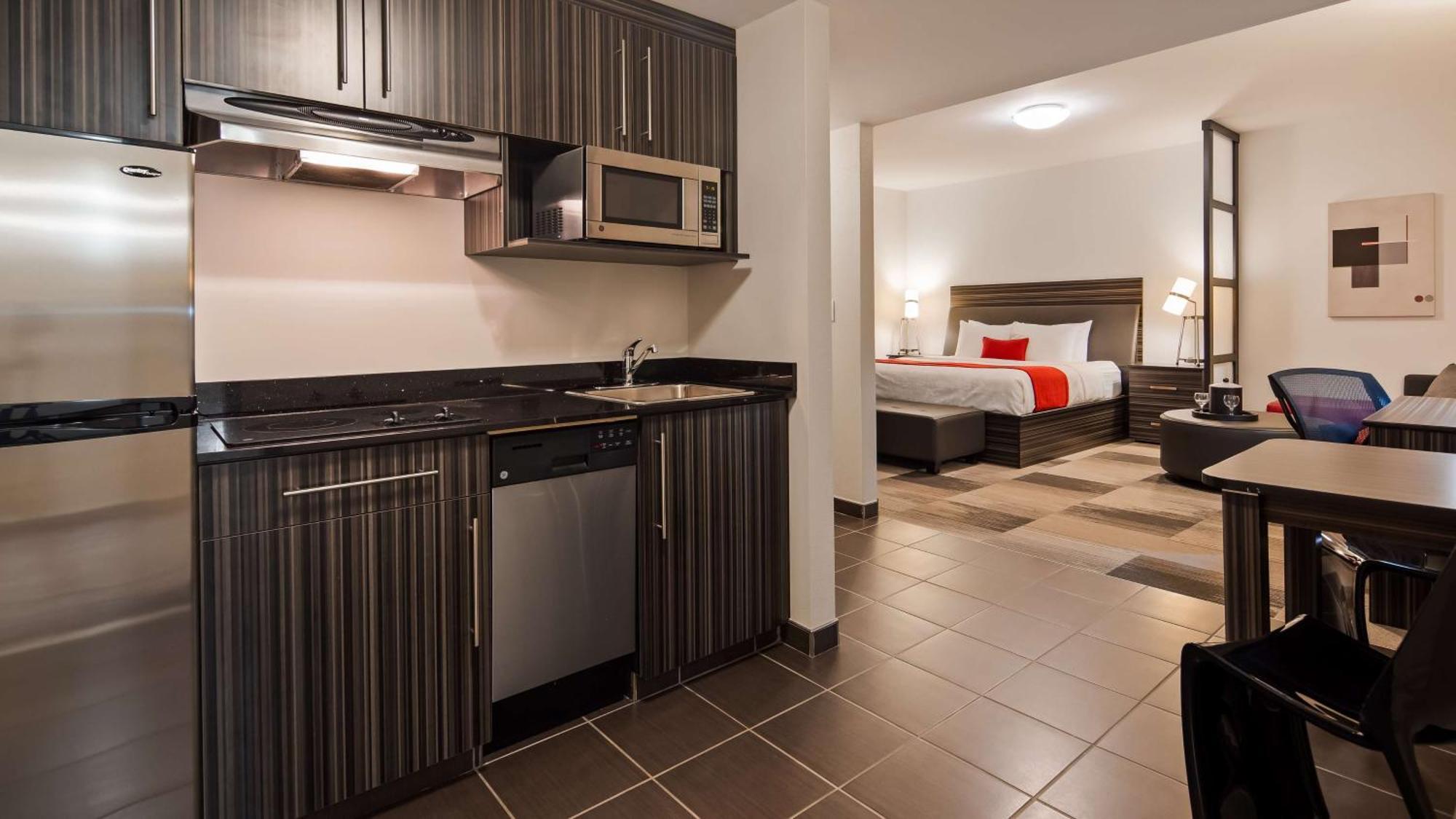Best Western Plus Airport Inn & Suites Саскатун Экстерьер фото