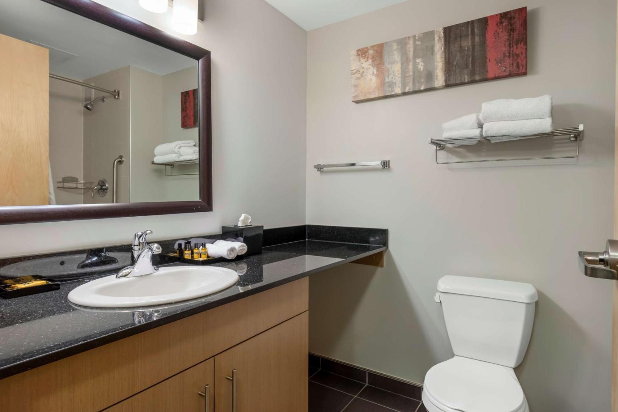 Best Western Plus Airport Inn & Suites Саскатун Экстерьер фото