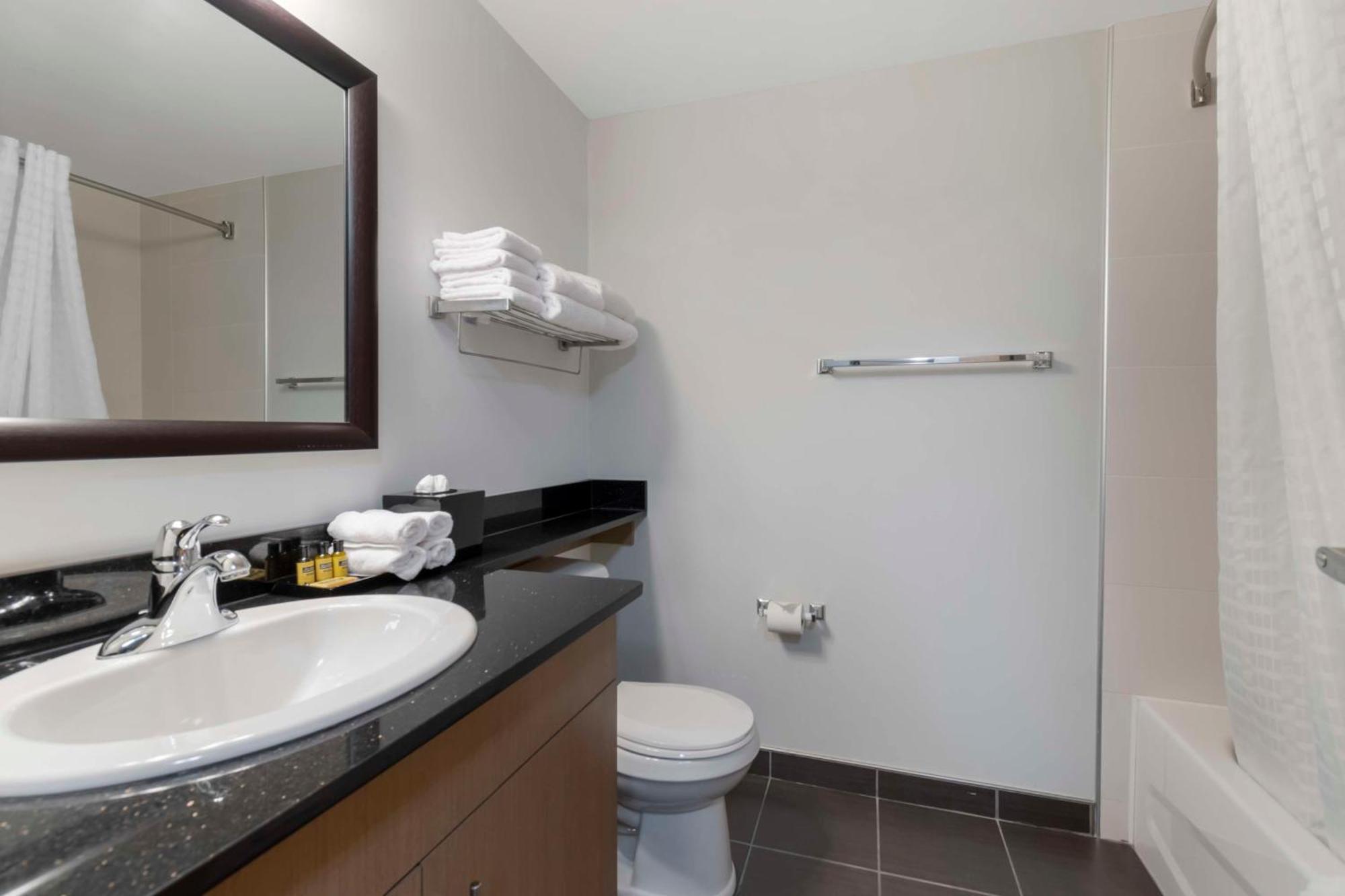 Best Western Plus Airport Inn & Suites Саскатун Экстерьер фото