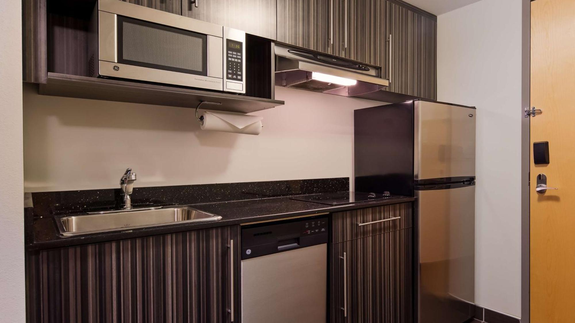 Best Western Plus Airport Inn & Suites Саскатун Экстерьер фото