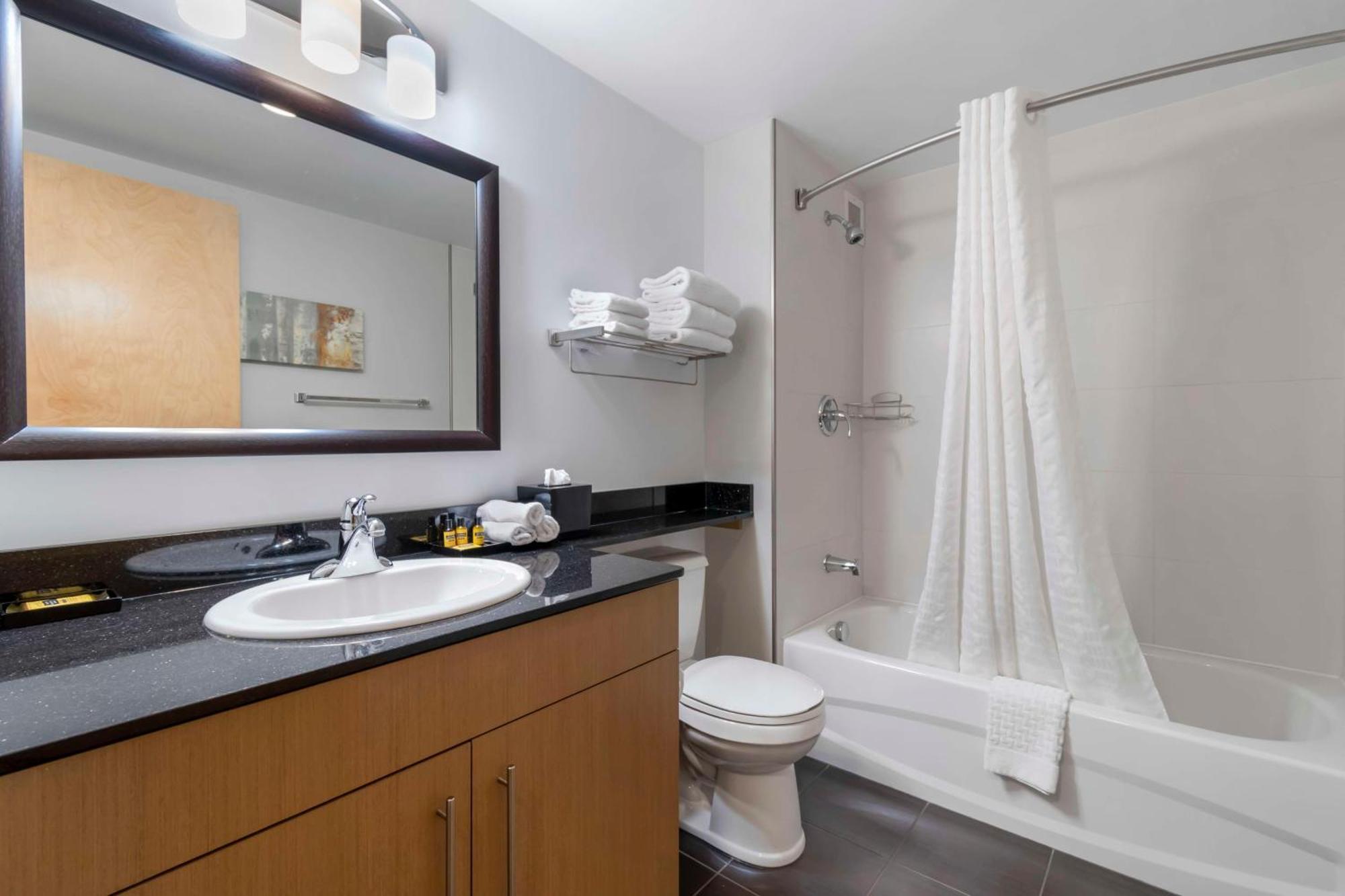 Best Western Plus Airport Inn & Suites Саскатун Экстерьер фото