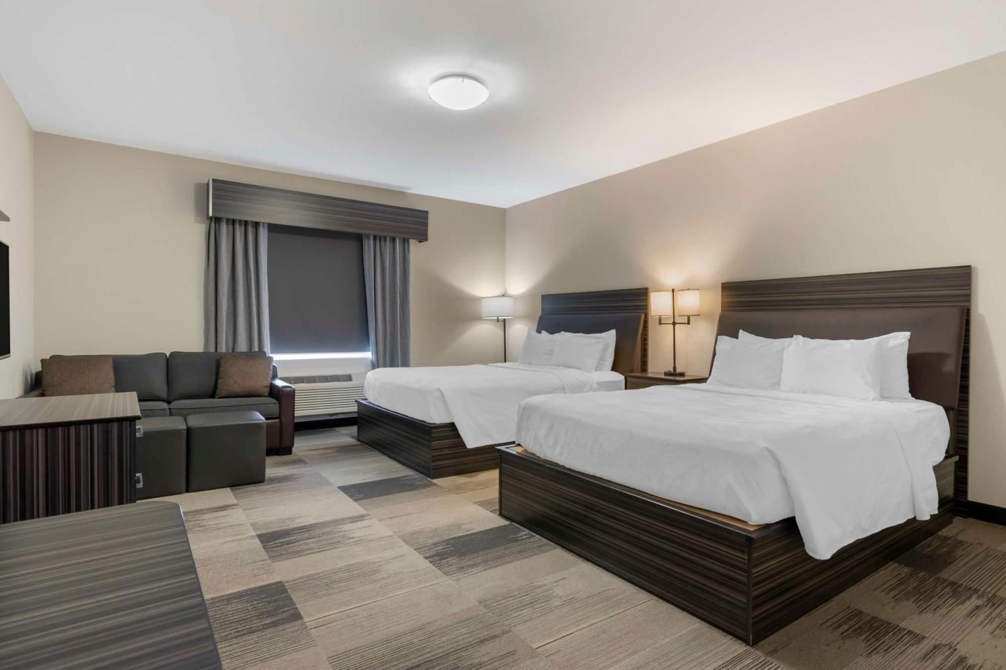 Best Western Plus Airport Inn & Suites Саскатун Экстерьер фото