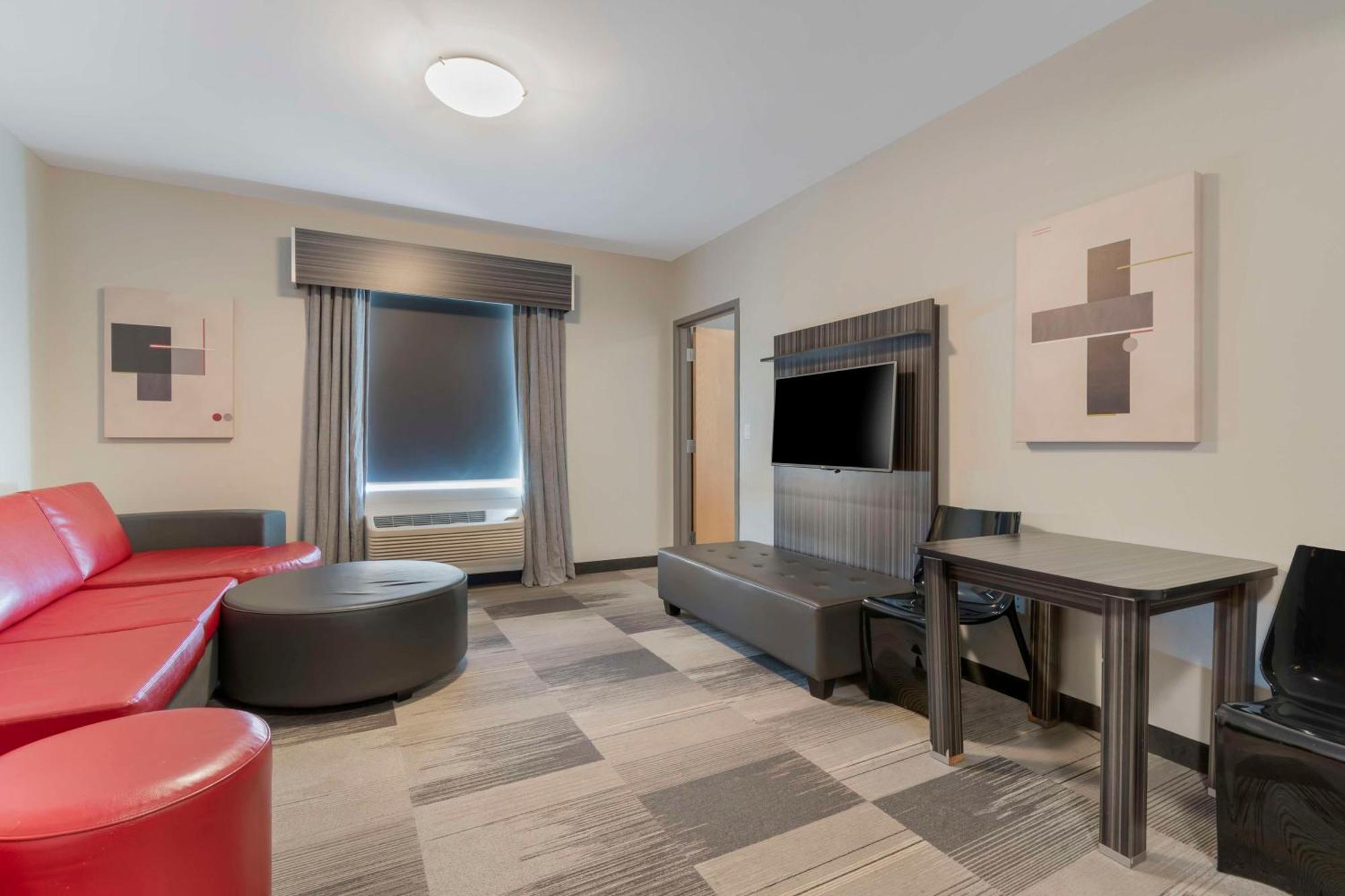 Best Western Plus Airport Inn & Suites Саскатун Экстерьер фото