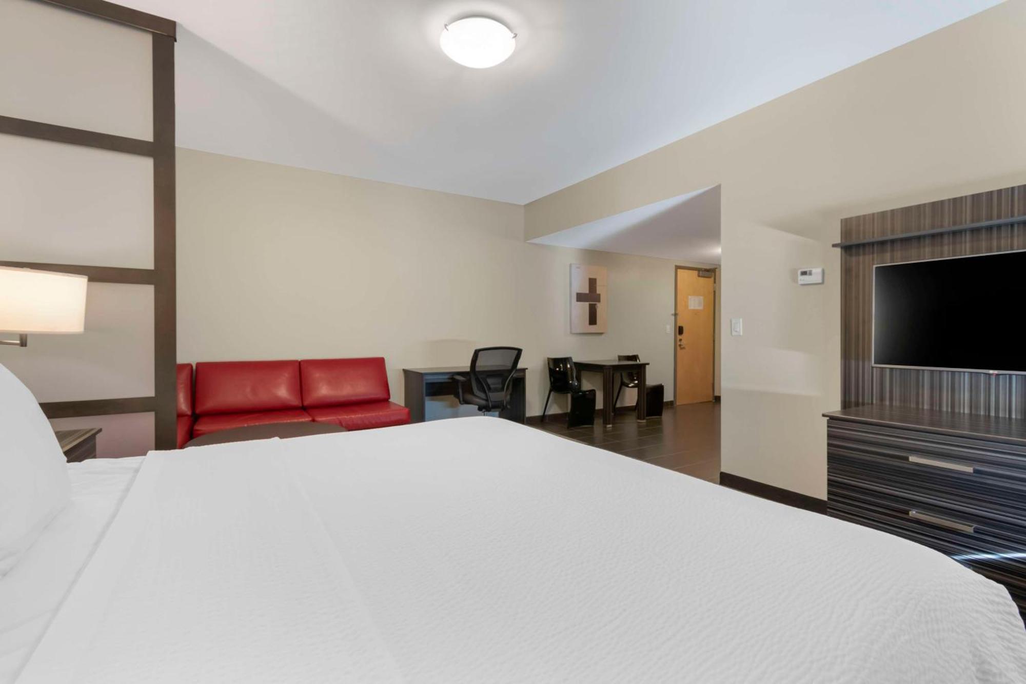 Best Western Plus Airport Inn & Suites Саскатун Экстерьер фото