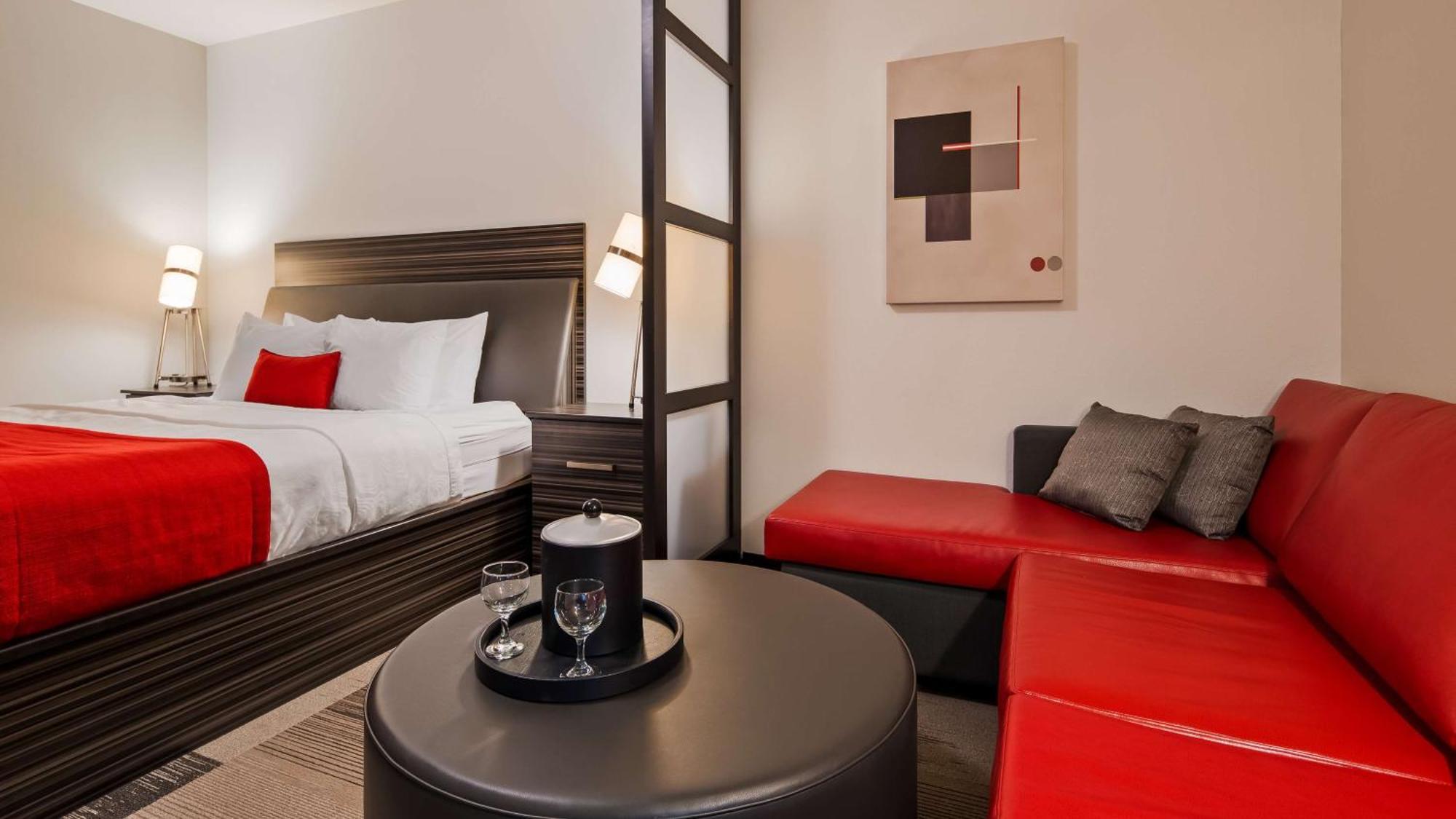 Best Western Plus Airport Inn & Suites Саскатун Экстерьер фото