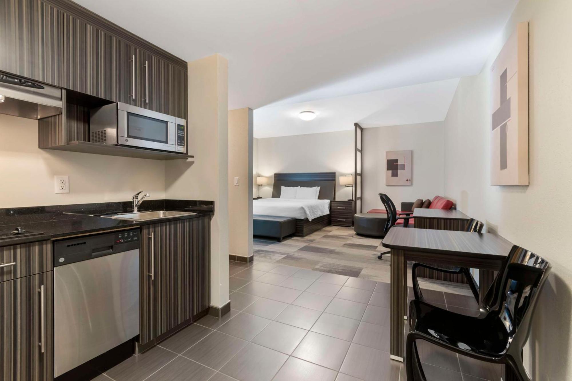 Best Western Plus Airport Inn & Suites Саскатун Экстерьер фото