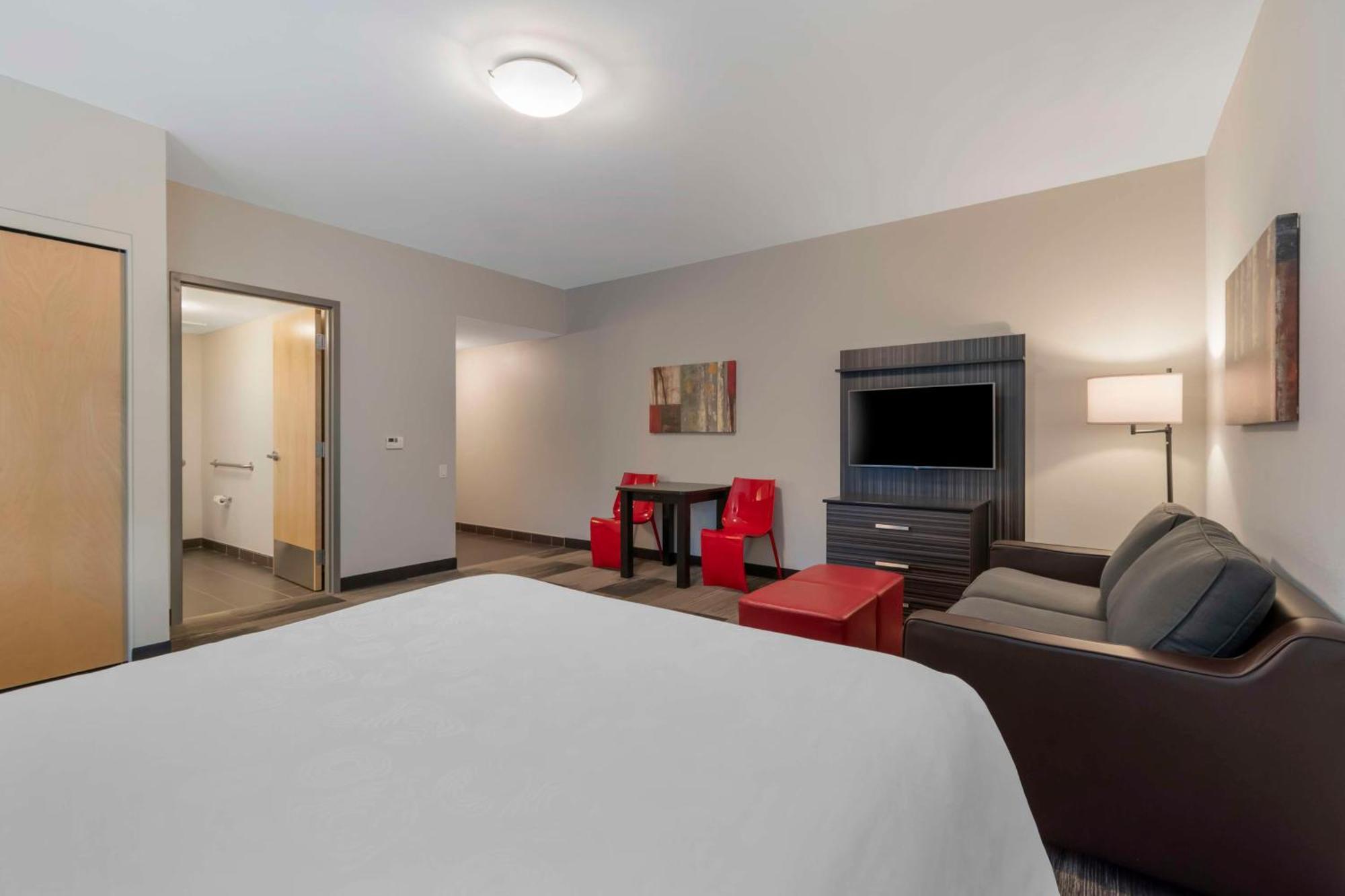 Best Western Plus Airport Inn & Suites Саскатун Экстерьер фото