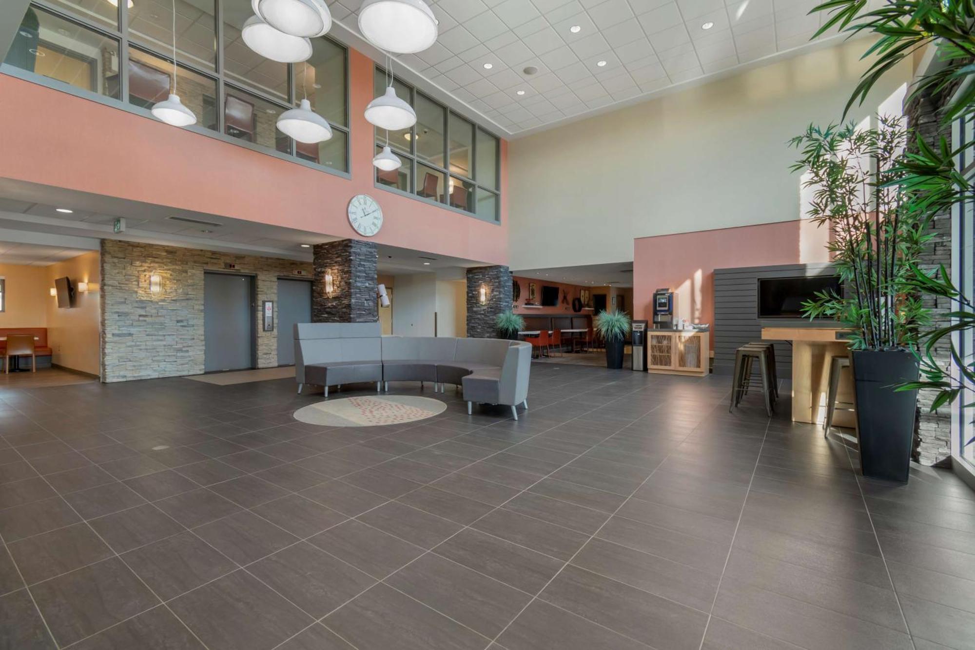 Best Western Plus Airport Inn & Suites Саскатун Экстерьер фото